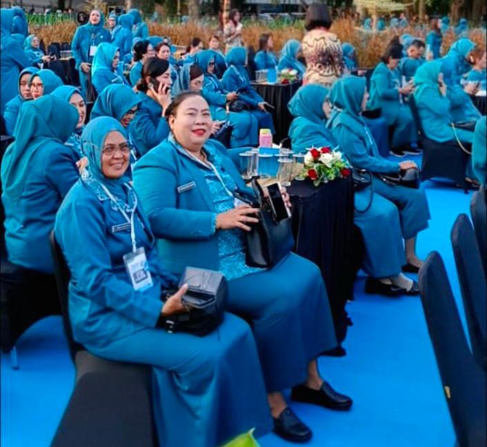 Ketua TP PKK Teluk Bintuni, Ny. Priska Pricilia Kasihiw, bersama pengurus TP PKK dari berbagai daerah menghadiri Acara HUT HKG TP PKK Nasional ke-52 di Solo pada 16 Mei 2024.