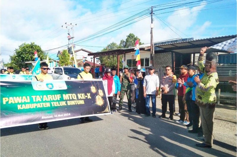 Plt Sekda Teluk Bintuni (berbatik hijau) membuka pawai Ta'aruf pada Jumat, 17 Mei 2024.