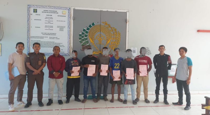 Enam tersangka terlibat kasus pencabulan anak di Bintuni (wajah diblur) berfoto di depan Rutan Kelas II B Bintuni didampingi petugas dari kepolisian, kejaksaan, dan petugas Rutan Kelas II B Bintuni, Selasa (21/5/2024).