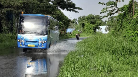 Air menggenangi badan jalan akibat hujan dan akhirnya mengalir ke kompleks pemukiman warga Kampung Romares, Kamis (23/5/2024). Foto: Narasumber