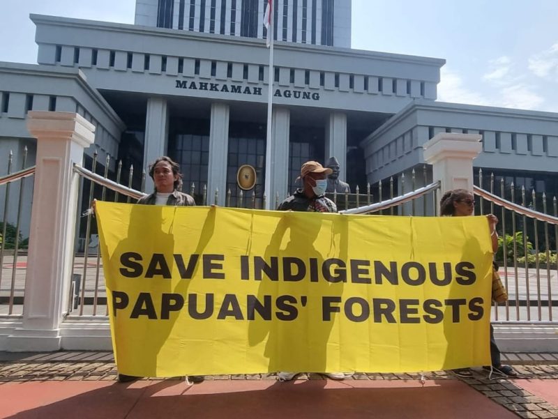 Pejuang lingkungan hidup dari suku Awyu dan suku Moi dari Papua menggelar doa dan ritual adat di depan gedung Mahkamah Agung Jakarta Pusat pagi ini, dengan dukungan solidaritas dari mahasiswa Papua dan sejumlah organisasi masyarakat sipil. Senin (27/5) 