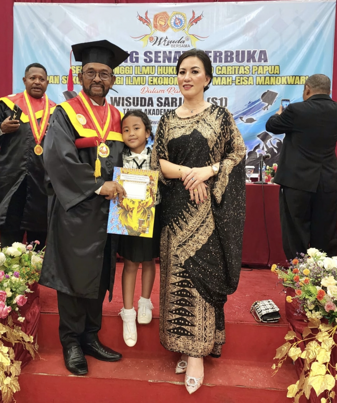 Berfoto bersama Dominggus Urbon, istri, dan anak saat wisuda di STIH Caritas Manokwari (Sumber: KK Domi).