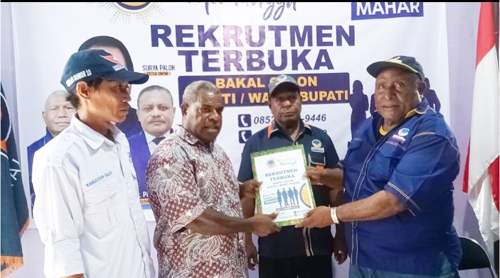 Ketua DPD Perindo Teluk Bintuni, Edison Orocomna mengembalikan Form  formulir penjaringan Bacabup/Bacawabub Pilkada 2024 di Sekretariat NasDem Teluk Bintuni, (6/5) 