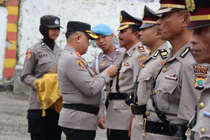 Kapolres Fakfak, AKBP Hendriyana, memimpin serah terima jabatan delapan perwira dalam upacara di halaman apel Mapolres Fakfak pada Selasa, 18 Juni 2024.