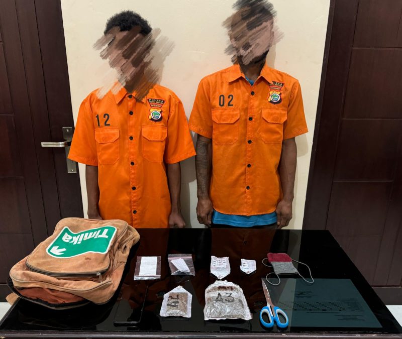 Polres Teluk Bintuni berhasil membongkar jaringan narkoba dengan menangkap dua pelaku, termasuk seorang pelajar, yang membawa 59,6 gram ganja dari Sorong. Tampak kedua pelaku ( Seragam kuning) bersama barang bukti. Sumber: Humas Polres Teluk Bintuni (10/6)