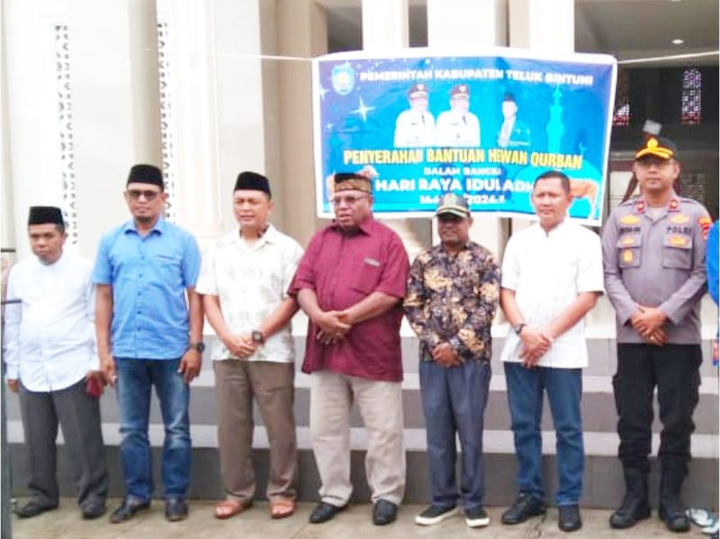 Tampak dalam gambar, Saat Penyerahan Hewan Qurban , Wakil Bupati Matret Kokop SH (Kemeja merah) didampingi oleh Ketua DPRD Kabupaten Teluk Bintuni Simon Dowansiba SE, Dandim 1806/ TB Letkol Infantri Teguh Eko Efendi SE, Dan Yonif 763/ SBA, Letkol Inf. Imam Purwoko SIP, Wakapolres Kompol Ade Luther Farfar S.I.K, Kepala Kantor Kementrian Agama Kabupaten Teluk Bintuni Husain Al Hamid, S.Pd.i, Ketua Baznas amin kolli, dan para petugas kesehatan Hewan pemerintah Kabupaten Teluk Bintuni. 