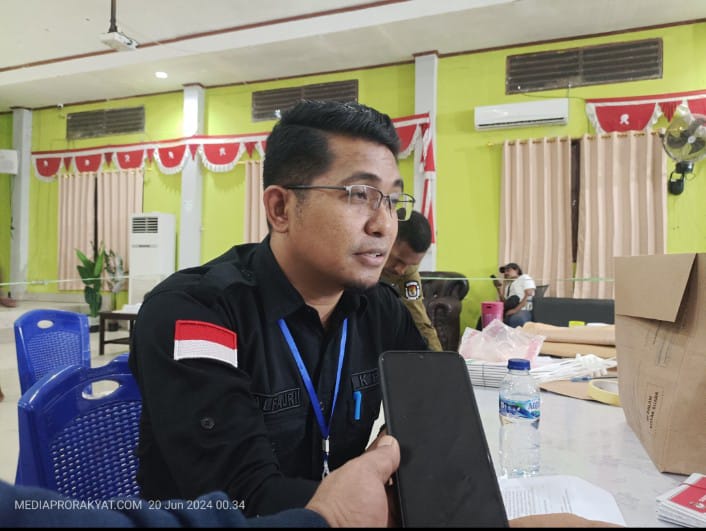 Ketua KPU Teluk Bintuni diwawancarai seusai PSU di tiga TPS Weriagar, Kamis (20/6).