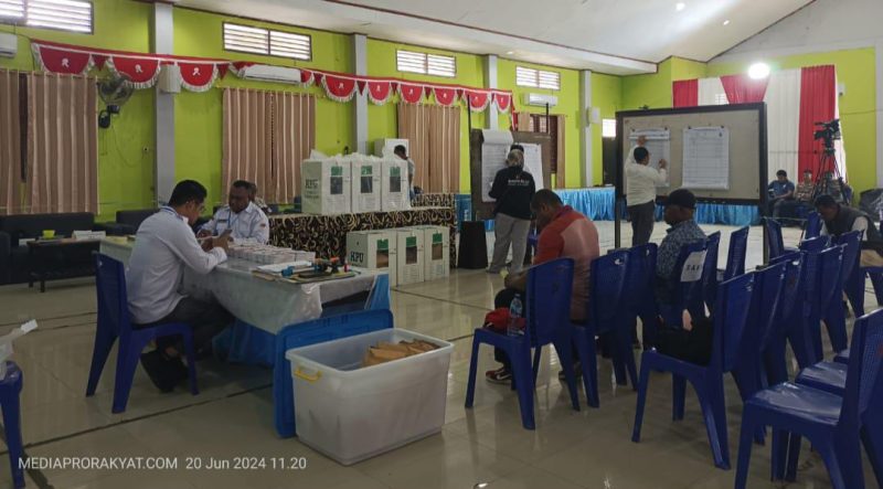 Penghitungan ulang surat suara hari kedua di KPU Teluk Bintuni berlangsung pada Kamis, 20 Juni 2024.