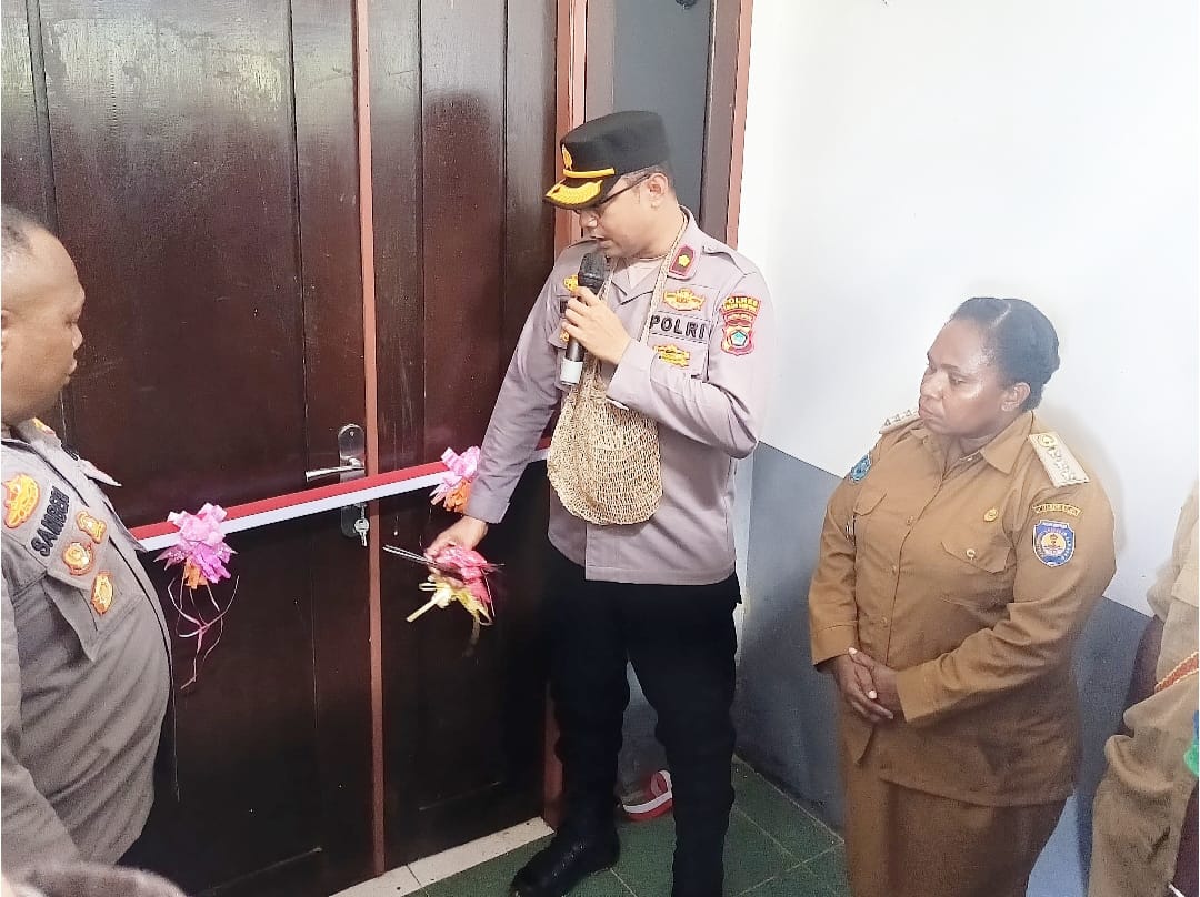 Wakapolres Teluk Bintuni, Kompol Ade Luther Farfar, didampingi Kepala Distrik Merdey, Yustina Ogoney, meresmikan Kantor Polsek Merdey di Kampung Menggerba, Distrik Merdey, pada Kamis (20/6).