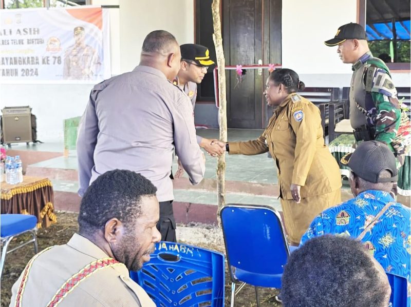 Wakapolres Teluk Bintuni, Kompol Ade Luther Farfar, didampingi Kepala Distrik Merdey, Yustina Ogoney, meresmikan Kantor Polsek Merdey di Kampung Menggerba, Distrik Merdey, pada Kamis (20/6).