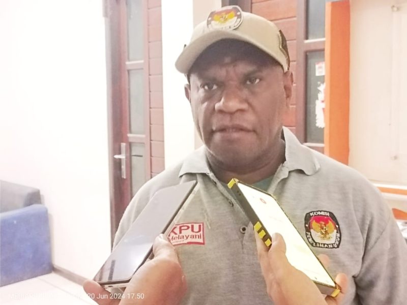 Ketua KPU Papua Barat, Paskalis Semunya saat diwawancarai di Kantor KPU Teluk Bintuni,  Kamis sore (20/6/2024) 