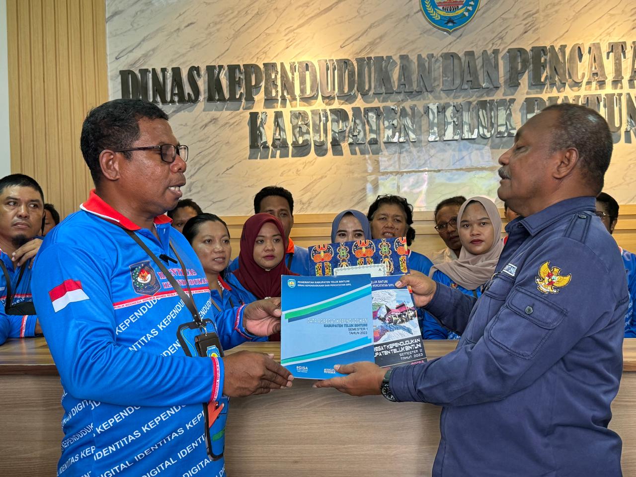Dinas Kependudukan dan Catatan Sipil (Dukcapil) Kabupaten Teluk Bintuni telah menyerahkan data kependudukan kepada Bupati Teluk Bintuni, Dr. Ir. Petrus Kasihiw, MT. Penyerahan data ini dilakukan oleh Pelaksana Tugas (Plt) Kepala Dukcapil Teluk Bintuni, Fredrik Paduai, S.Sos., MM, pada Jumat (21/6/2024) di Kantor Dukcapil Teluk Bintuni.