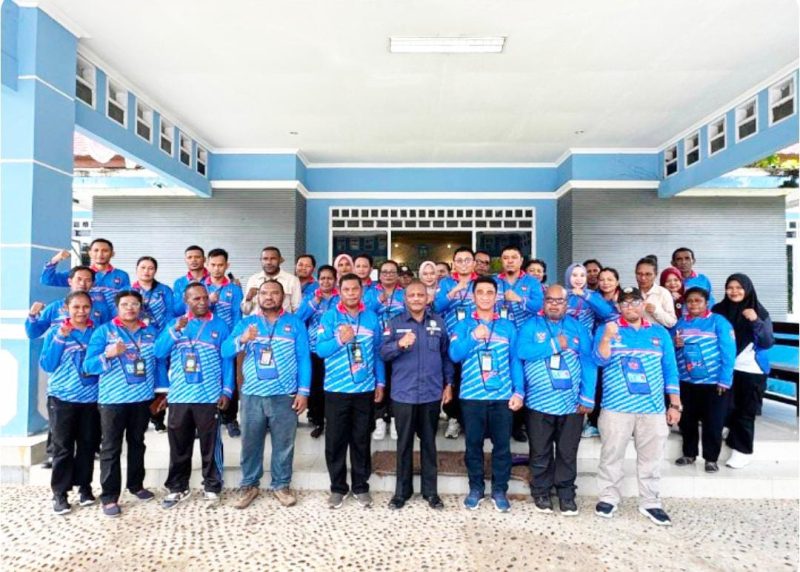 Bupati Teluk Bintuni, Dr. Ir. Petrus Kasihiw, MT foto bersama pimpinan kantor Dukcapil dan staff seusia menerima data kependudukan, Jumat (21/6) di Kantor Dukcapil Teluk Bintuni. 