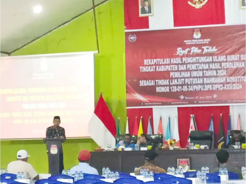 Ketua KPU Teluk Bintuni memberikan sambutan dan membuka rapat pleno, Jumat (21/6) 