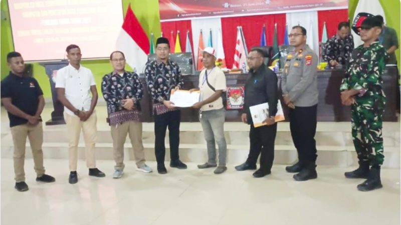 Komisi Pemilihan Umum (KPU) Teluk Bintuni menyerahkan berita acara kepada Saksi Parpol hasil rapat pleno rekapitulasi hasil penghitungan ulang surat suara tingkat Kabupaten Teluk Bintuni pada Jumat, 21 Juni 2024. Acara ini diadakan di Aula KPU Teluk Bintuni.