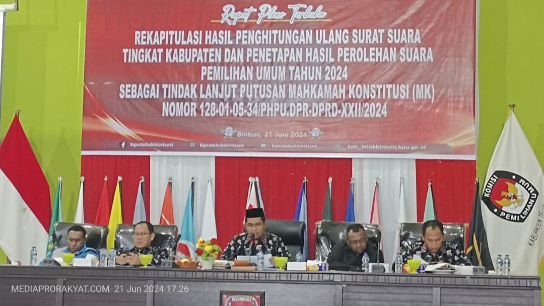 Komisi Pemilihan Umum (KPU) Teluk Bintuni melaksanakan rapat pleno rekapitulasi hasil penghitungan ulang surat suara tingkat Kabupaten Teluk Bintuni pada Jumat, 21 Juni 2024. Acara ini diadakan di Aula KPU Teluk Bintuni.