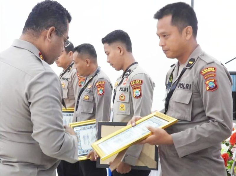 Dua Penghargaan Diraih oleh Sihumas Polres Teluk Bintuni dalam Rakernis Humas Polda Papua Barat,  tampak Kapolda Papua Barat, Irjen Pol Johnny Eddizon Isir, S.I.K., M.T.C.P., menyerahkan penghargaan kepada Kasihumas Polres Teluk Bintuni, Ipda Teguh. 