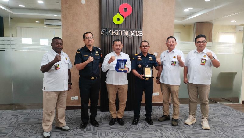 Kepala Perwakilan SKK Migas Wilayah Papua dan Maluku, Subagyo, dan Kepala Kanwil Bea Cukai Khusus Papua, Bagus Nugroho Tamtomo Putro, melakukan foto bersama.