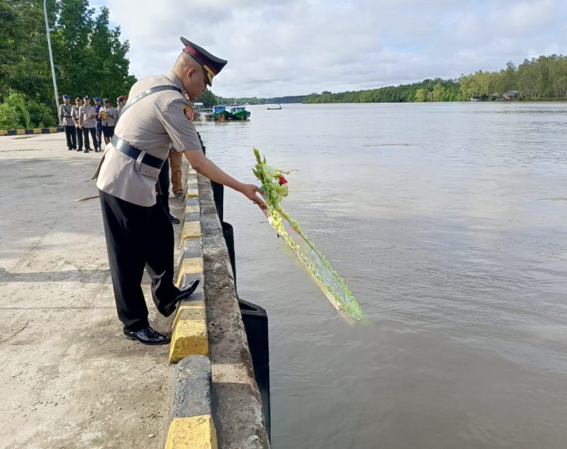 Polres Teluk Bintuni Gelar Upacara Ziarah Laut dan Tabur Bunga Peringati Hari Bhayangkara ke-78, Upacara tersebut dipimpin langsung oleh Kapolres Teluk Bintuni, AKBP Dr. H. Choiruddin Wachid, S.I.K., M.M., M.H., M.Si. Rabu (26/6/2024) di Pelabuhan Bintuni. 