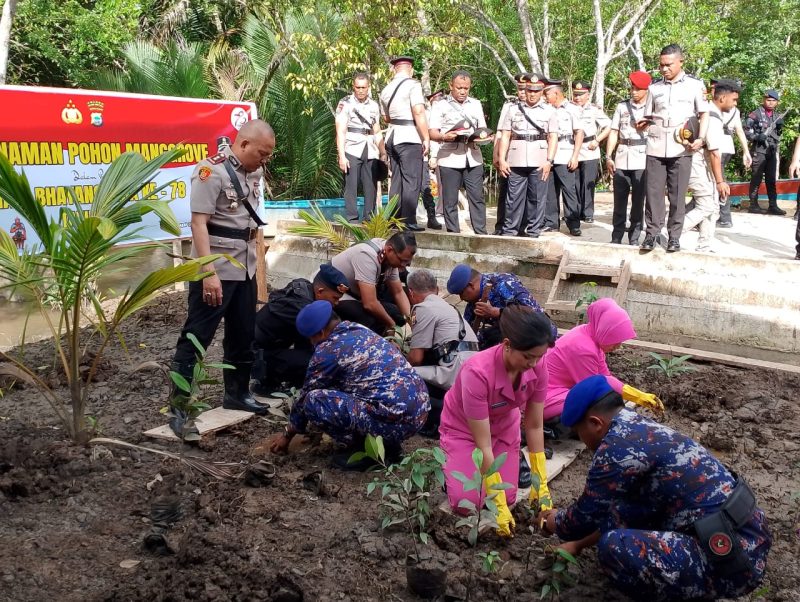 Peduli Lingkungan dan Penyerahan Benih Ikan Sambut Perayaan Hari Bhayangkara ke-78 Polres Teluk BintuniHadir dalam kegiatan tersebut Kapolres Teluk Bintuni AKBP Dr. H. Choiruddin Wachid, S.I.K., M.M., M.H., M.Si, Wakapolres Kompol Ade Luther Far-Far, S.I.K., para Pejabat Utama (PJU), perwira, anggota, dan pengurus Bhayangkari Cabang Teluk Bintuni. Acara berlangsung pada Rabu pagi (26-06-2024) di wilayah Distrik Bintuni.