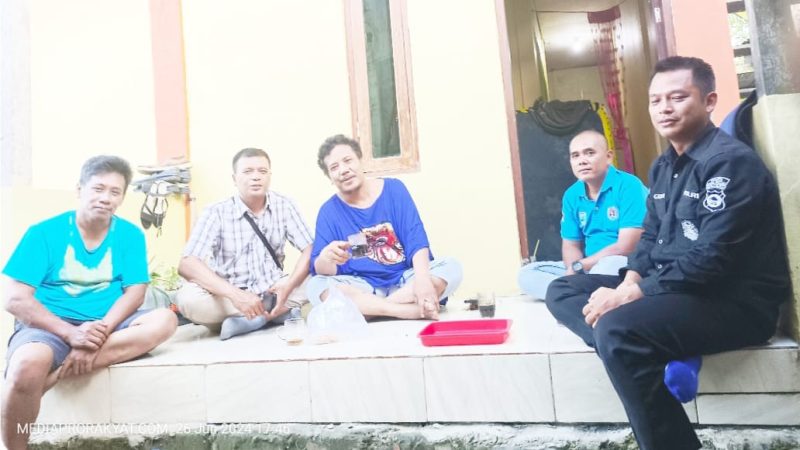 Ipda Teguh, Kasihumas Polres Teluk Bintuni ( Seragam berwarna hitam) foto bersama dengan pengurus Persatuan Wartawan Indonesia (PWI) Teluk Bintuni, dan salah satu anggota Polres Teluk Bintuni, Selasa (26/6) di Bintuni. 
