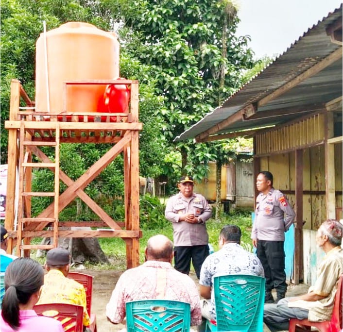 Tampak Ka Polsek Babo, Ipda Asran Manan (kiri, berseragam POLRI) menyampaikan sambutan setelah menyerahkan Bantuan Sumur Bor kepada masyarakat Kampung Irarutu III dalam rangka Hari Bhayangkara ke-78. Rabu (27/6).