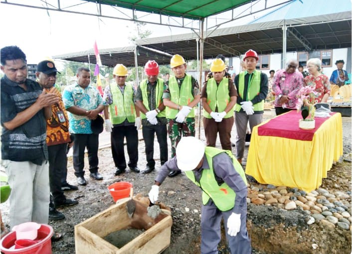Peletakan Batu Pertama Pembangunan SMA Negeri 2 Bintuni oleh Bupati Teluk Bintuni, Rabu (27/6/2024) 