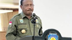 Bupati Teluk Bintuni, Dr. Ir. Petrus Kasihiw, MT saat menyampaikan sambutannya, dalam acara secara simbolis menyerahkan kompensasi atas pemanfaatan tanah ulayat masyarakat hukum adat Suku Sumuri untuk pembangunan dalam rangka investasi oleh Genting Oil Kasuri, Pte. Ltd. Acara berlangsung pada Kamis (28/06/2024) di Gedung Sasana Karya, Kantor Bupati Teluk Bintuni.