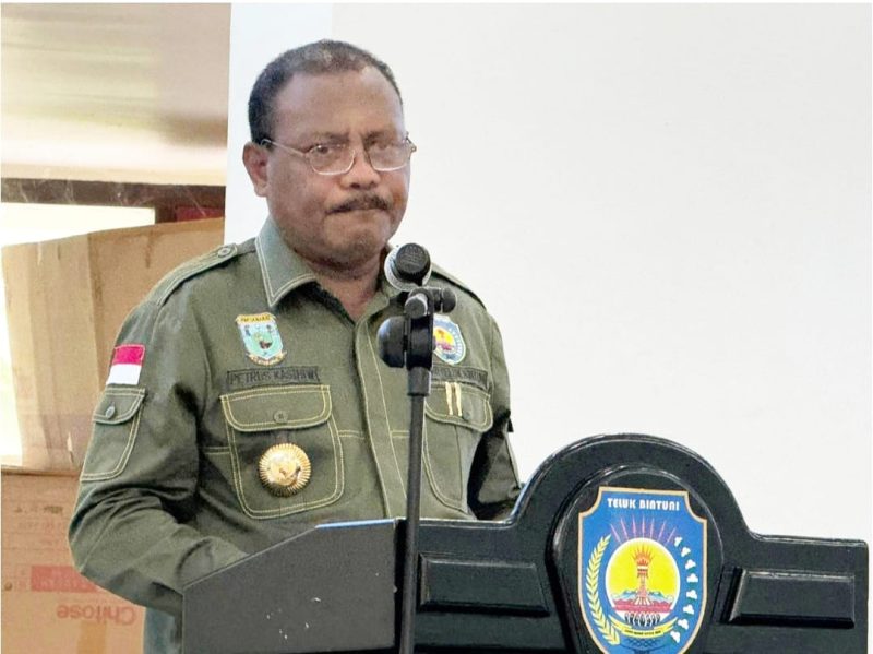 Bupati Teluk Bintuni, Dr. Ir. Petrus Kasihiw, MT saat menyampaikan sambutannya, dalam acara 
secara simbolis menyerahkan kompensasi atas pemanfaatan tanah ulayat masyarakat hukum adat Suku Sumuri untuk pembangunan dalam rangka investasi oleh Genting Oil Kasuri, Pte. Ltd. Acara berlangsung pada Jumat (28/06/2024) di Gedung Sasana Karya, Kantor Bupati Teluk Bintuni.