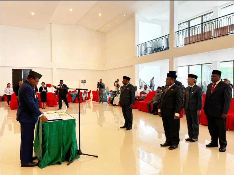 Bupati Teluk Bintuni, Dr. Ir. Petrus Kasihiw, MT, melantik sejumlah pejabat pimpinan tinggi pratama di lingkungan Pemerintah Kabupaten Teluk Bintuni pada Jumat (28/6/2024) di Aula Andriano Ananta, Polres Teluk Bintuni.