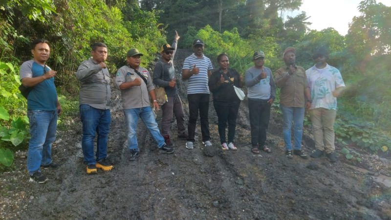 Tim Gabungan, di antaranya Kabid Pembangunan Jalan dan Jembatan Dinas PUPR, Jonatir Nadeak, melibatkan juga Bappeda, BPKAD, Sekretariat Daerah, serta lembaga DPRD. Kepala Distrik Merdey, Yustina Ogoney, meninjau jalan yang mengalami kerusakan di wilayah Merdey.