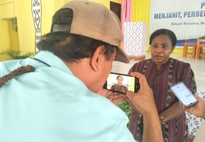 Pengurus PWI Teluk Bintuni Wawancara dengan Pendiri Yayasan Ejeskona Tein Nom, Yustina Ogoney,  Sabtu (29/6/2024) 