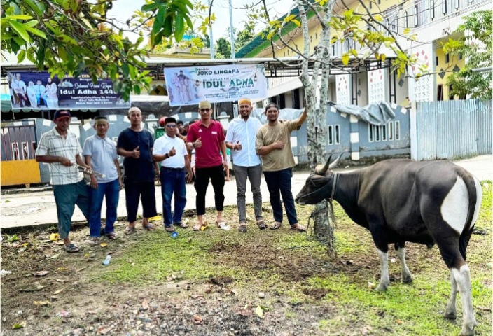 Tampak dari kanan, Yasman Yasir (kemeja putih) dan Erwin Beddu Nawawi (kaos merah) bersama Relawan YO JOIN menyerahkan sapi qurban ke Masjid Al Quba, Senin (17/6).