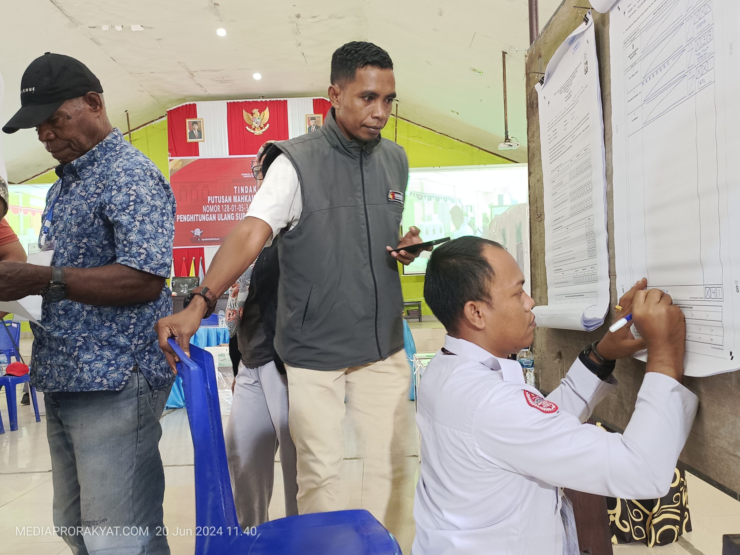 Penghitungan Ulang Surat Suara di Teluk Bintuni: Transparansi dan Akurasi Hasil Pemilu Dijaga