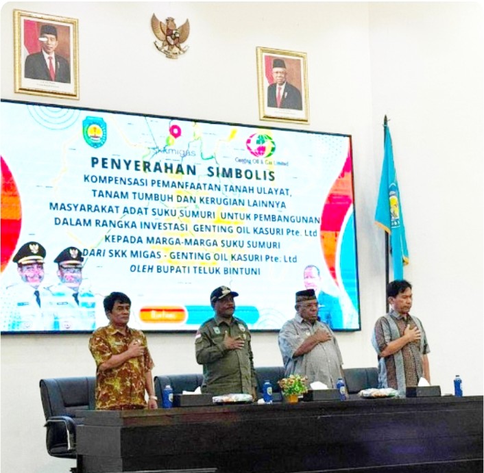 Tampak dalam gambar dari kiri ke kanan: I Wayan Sidia, Inspektur Inspektorat Teluk Bintuni; Ir. Dr. Petrus Kasihiw, MT., Bupati Teluk Bintuni; Matret Kokop, SH., Wakil Bupati Teluk Bintuni; Gomgom Pasaribu, Manager External Affairs Genting Oil Ltd., dalam acara penyerahan kompensasi secara simbolis atas pemanfaatan tanah ulayat masyarakat hukum adat Suku Sumuri untuk pembangunan dalam rangka investasi oleh Genting Oil Kasuri, Pte. Ltd. Acara berlangsung pada Kamis (28/06/2024) di Gedung Sasana Karya, Kantor Bupati Teluk Bintuni.