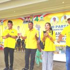 Tampak Sugandi, yang berada di kedua dari kanan, saat Partai Golkar melakukan kampanye terbuka untuk Pemilu 2024 di Gelanggang Argosigemari. (Foto: Istimewa)