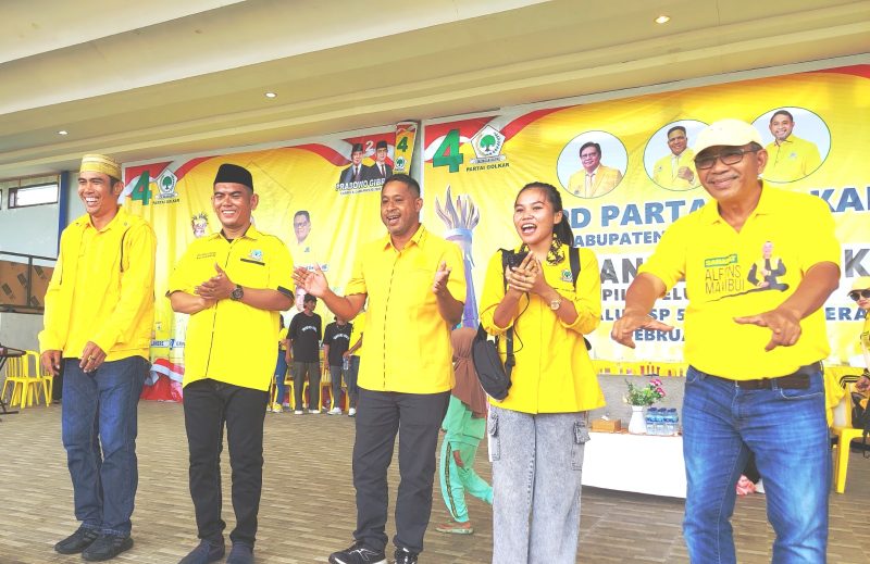Tampak Sugandi, yang berada di kedua dari kanan, saat Partai Golkar melakukan kampanye terbuka untuk Pemilu 2024 di Gelanggang Argosigemari. (Foto: Istimewa)
