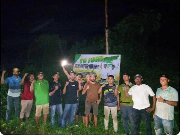 Puluh Simpatisan YOJOIN Bergotong Royong Pasang Baliho Dukung Yohanis Manibuy dan Joko Lingara