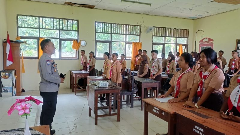 Tampak Kasat Binmas Iptu Jimmi Sidete berhadapan dengan siswa-siswi peserta didik baru tahun ajaran 2024-2025. Pada Sabtu pagi (13-07-2024), ia memberikan materi tentang wawasan kebangsaan, kenakalan remaja, penggunaan media sosial, serta tertib berlalu lintas.