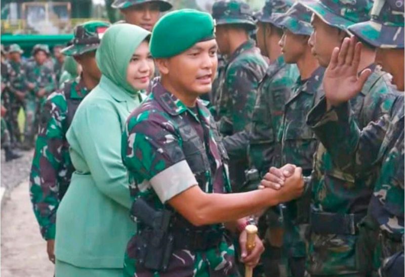 Letkol Inf Imam Purwoko, S.E., M.H.I., Komandan Yonif 763/SBA, didampingi istri, menyambut warga baru yang masuk satuan. Acara ini diikuti oleh 54 prajurit yang terdiri dari Bintara dan Tamtama di Teluk Bintuni kemarin, 13 Juli 2024.