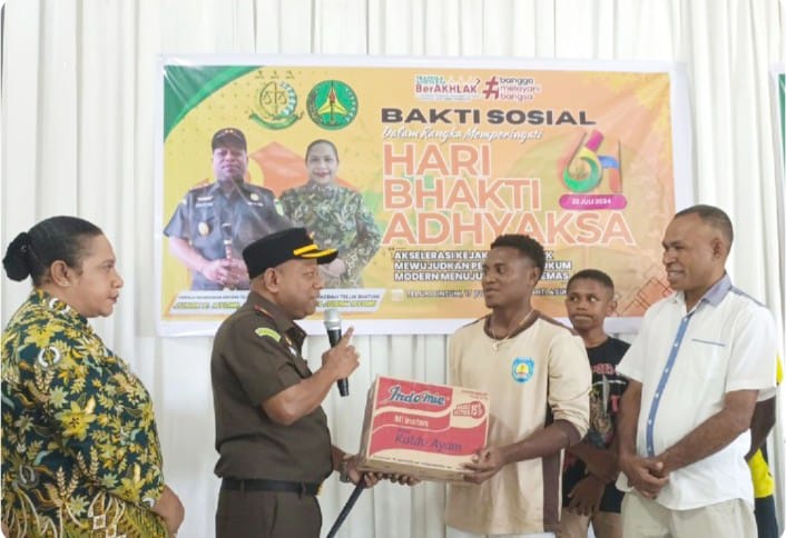 Kepala Kejaksaan Negeri Teluk Bintuni, Jusak E. Ayomi, menyerahkan bantuan kepada Anak penghuni Asrama Santo Marima  Bintuni. 