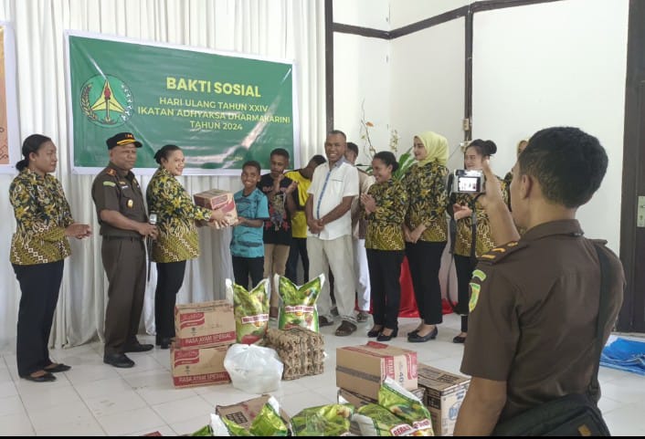 Ketua Ikatan Adhyaksa Dharmakarini, Ny. Nova Jusak Ayomi, menyerahkan bantuan kepada Anak penghuni Asrama Santo Marima  Bintuni. 