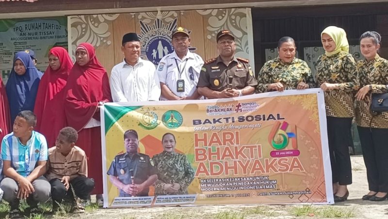 Foto Bersama Kajari Teluk Bintuni didampingi Plt Dukcapil Teluk Bintuni bersama Ketua IAD Teluk Bintuni, dan lainnya seusai penyerahan bantuan sosial di Pesantren Muhamadiyah, Bintuni. 