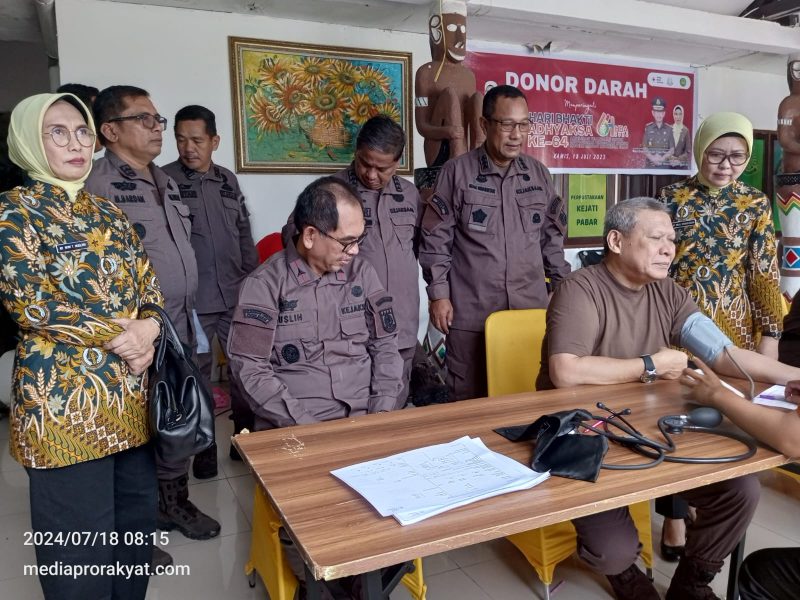 Kepala Kejaksaan Tinggi Papua Barat, Muhammad Syarifuddin S.H, M.H turut mengambil bagian dalam aksi Donor Darah yang dilaksanakan di Selasar kantor .Kamis(18/7/24)