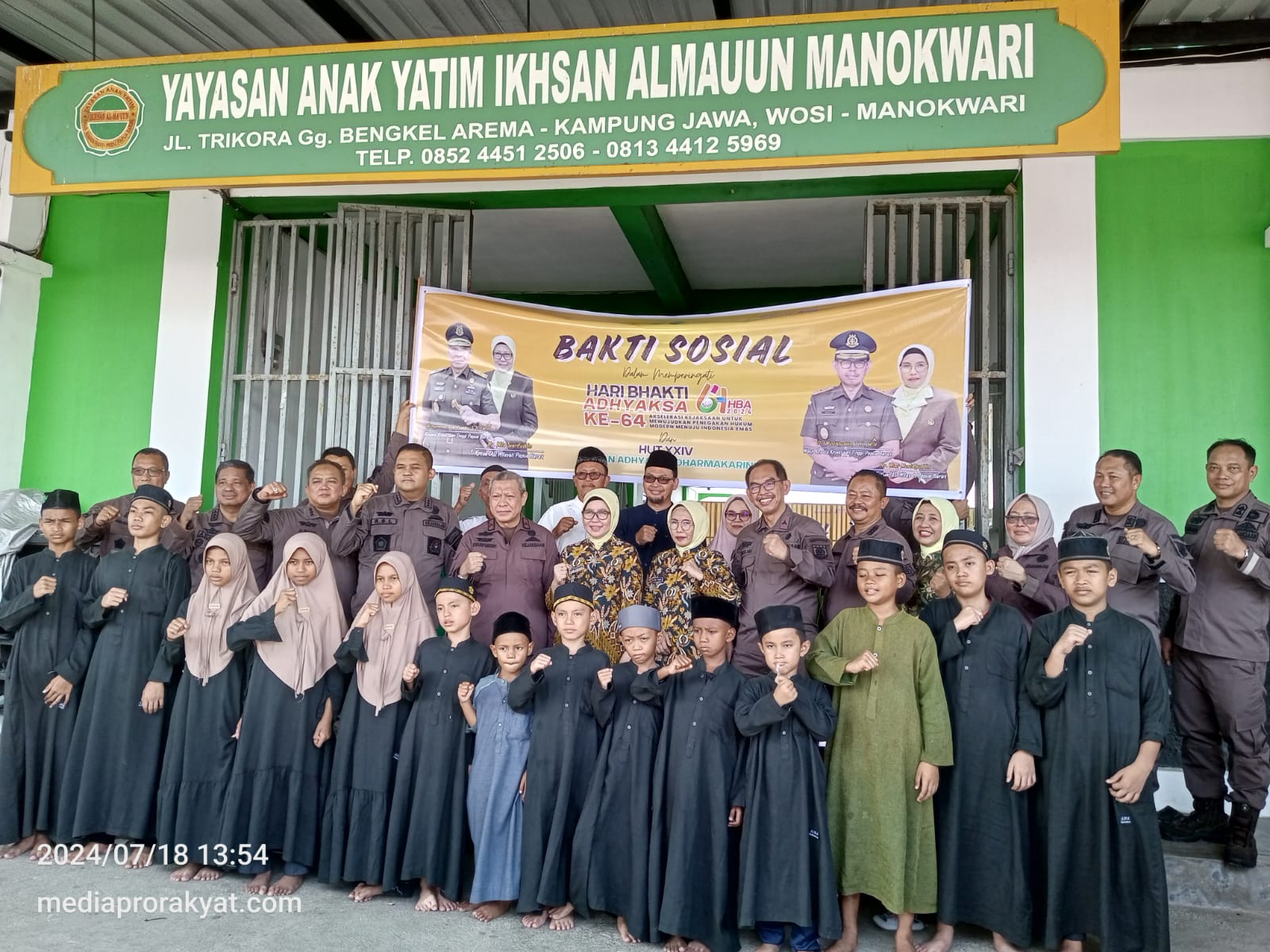 Foto Bersama, Kepala Kejaksaan Tinggi Papua Barat , Muhammad Syarifuddin dan Ketua IAD Papua Barat, Mila Syarifuddin bersama pengurus panti asuhan AL- Mauun