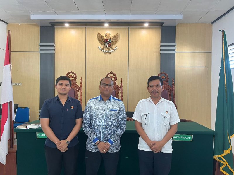 Kasat Reskrim Polresta Manokwari, AKP Raja Napitupulu (tengah) 