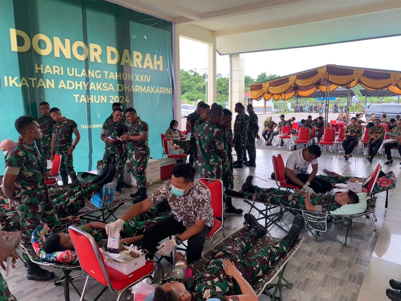 Tampak prajurit Batalyon Infanteri (Yonif) 763/SBA melakukan donor darah, Kamis (18/7)