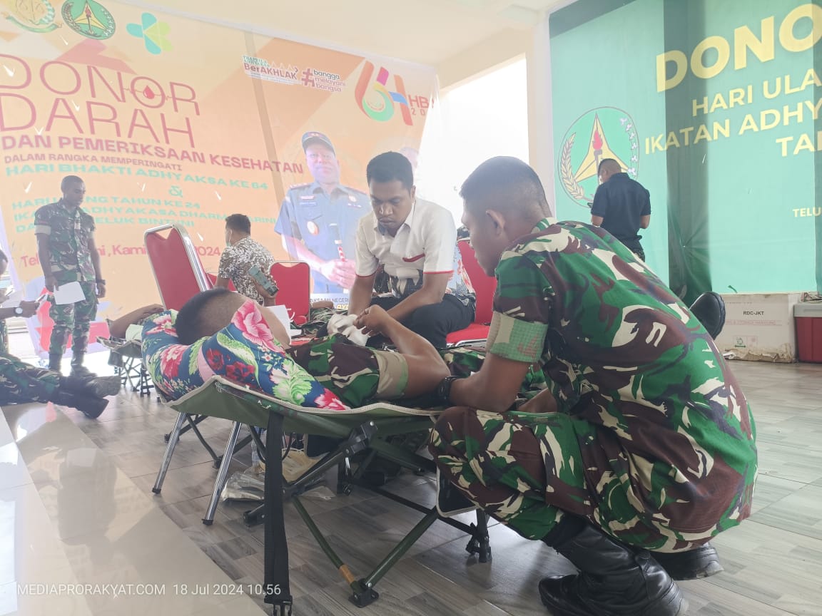Tampak prajurit Batalyon Infanteri (Yonif) 763/SBA melakukan donor darah, Kamis (18/7)