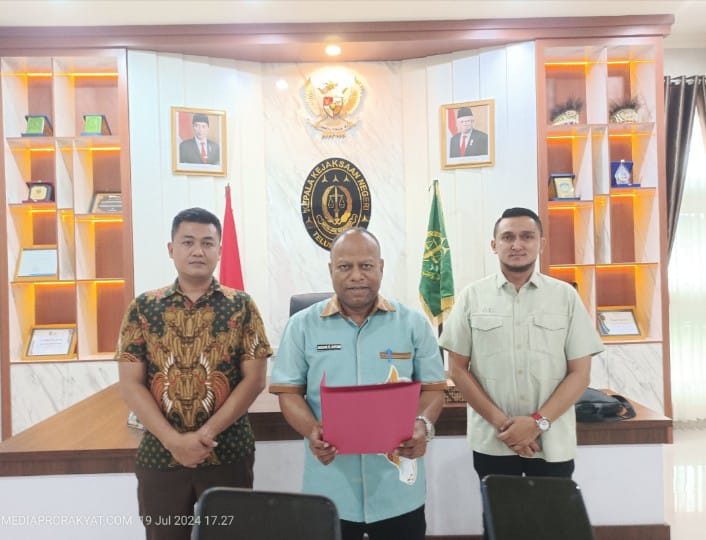 Kepala Kejaksaan Negeri (Kajari) Teluk Bintuni, Jusak Elkana Ayomi, didampingi oleh Kasi Intel Yusran Ali Baadilla (kiri) dan Kepala Seksi Tindak Pidana Khusus, Diky Martin (kanan) saat menyampaikan press release. Jum'at (19/7) di ruang kerjanya. 