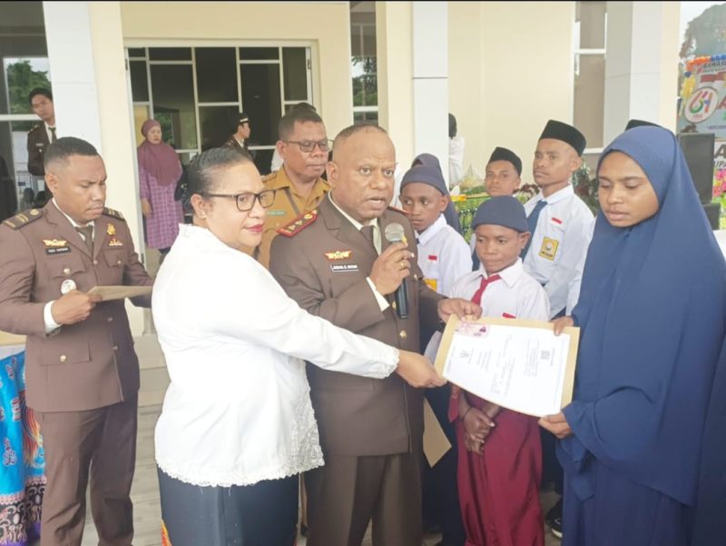 Kejari Teluk Bintuni Serahkan Dokumen Kependudukan dan Santunan Pendidikan dalam Rangkaian HUT HBA ke-64
